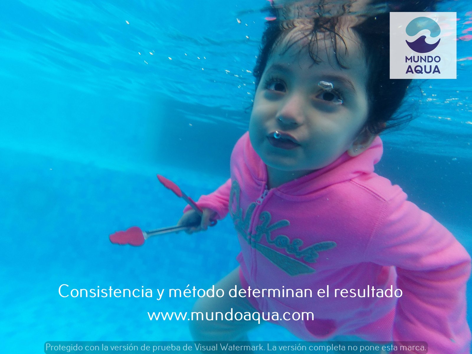 Bebé nadando comodamente bajo la superficie